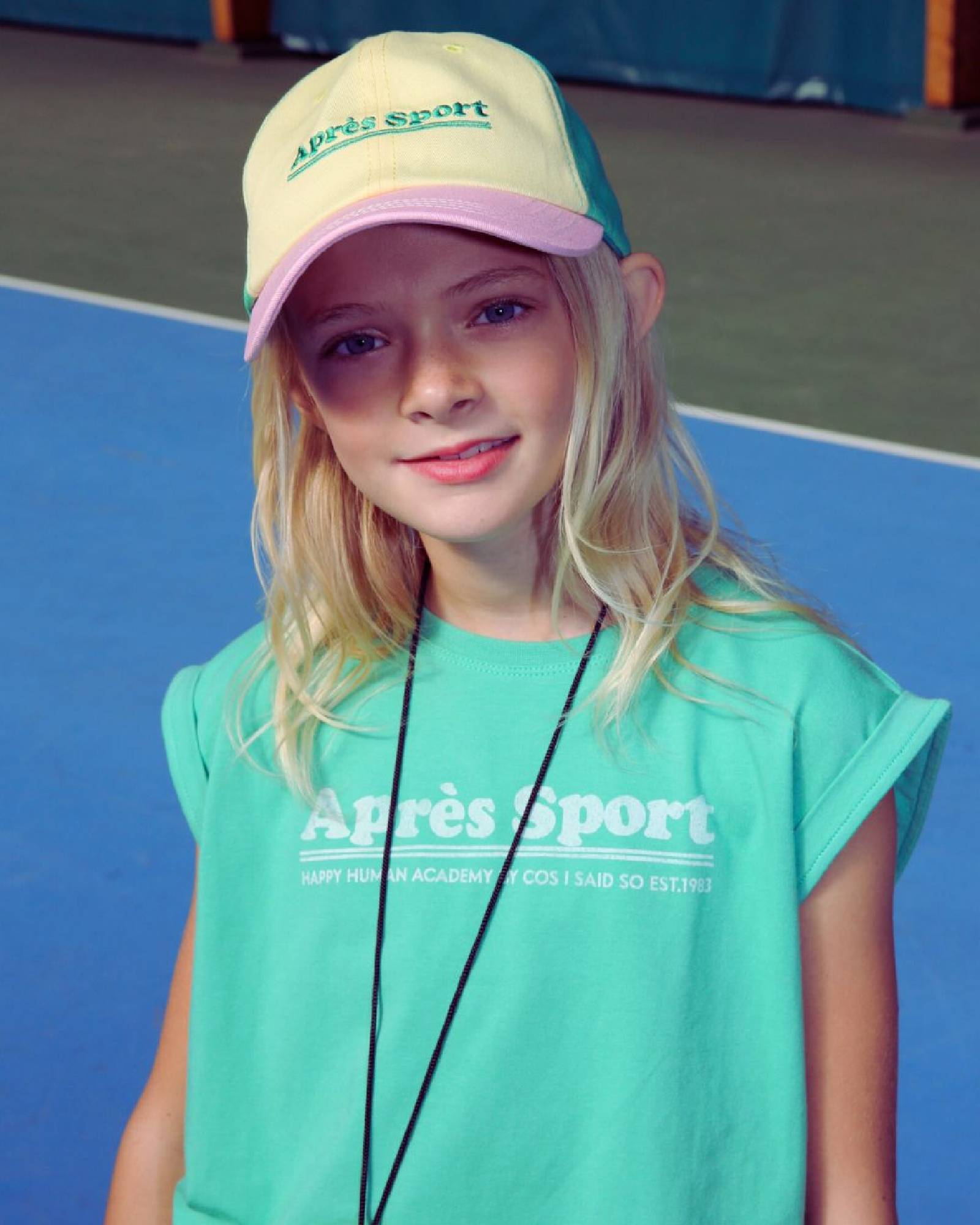 Girl model wearing the Apres-Sport Cap with the Boxy Tee Apres-Sport in Spruce Green.