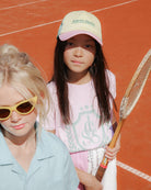 Girl model wearing the Après Sport Cap with T-shirt Country Club in Lilac Snow.