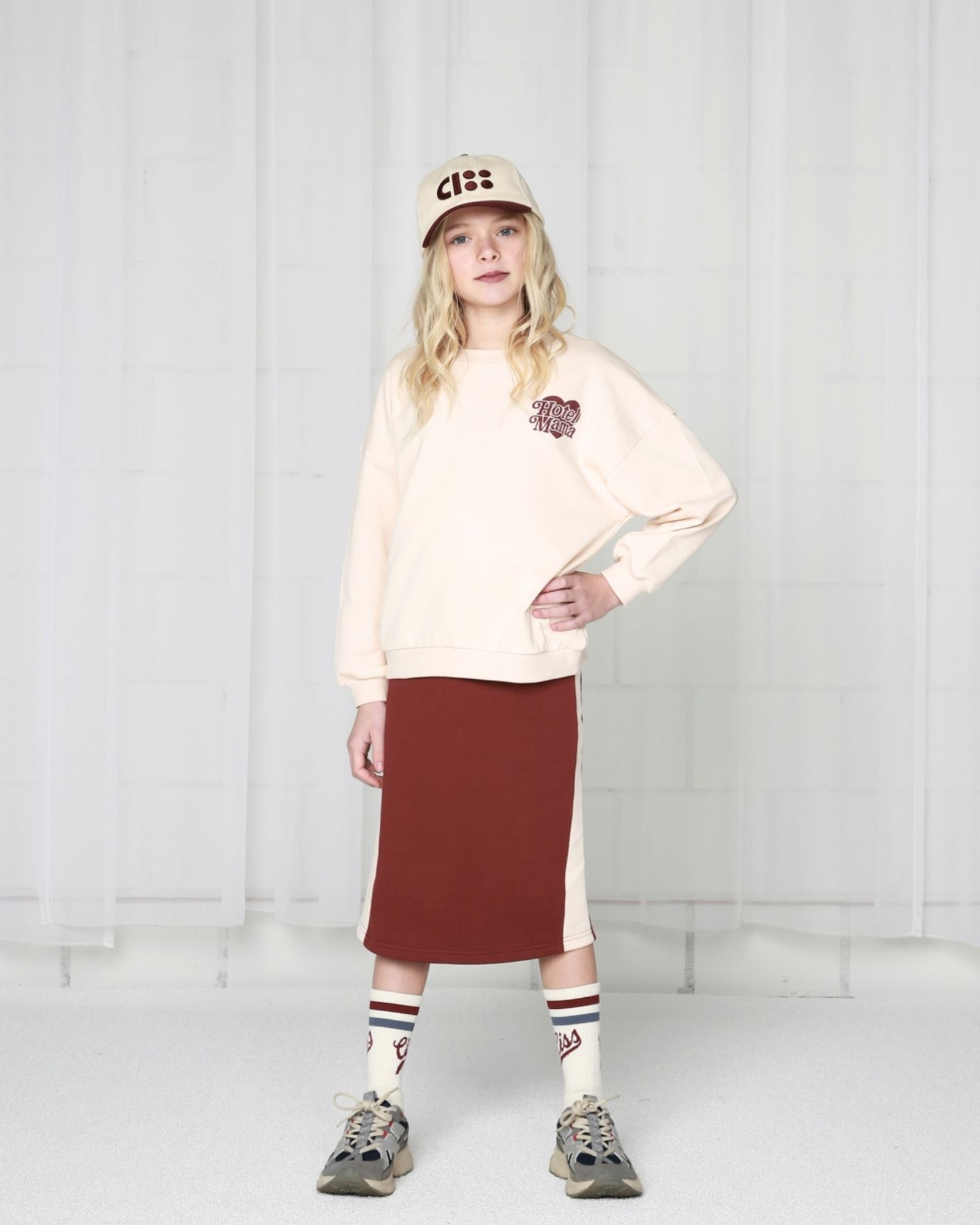 Girl model wearing the Hotel Mama sweater in Offwhite in high quality Organic Cotton.